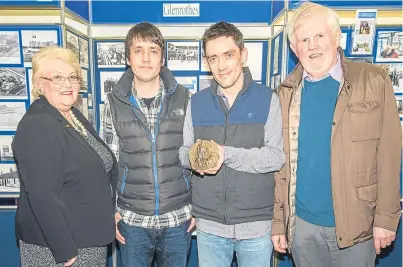  ?? Picture: Sarah Burns. ?? Ross and Gavin Baxter with historian Ian Nimmo and Linda Ballingall, founder and chairwoman of Glenrothes Heritage Centre, as the medal is handed over.