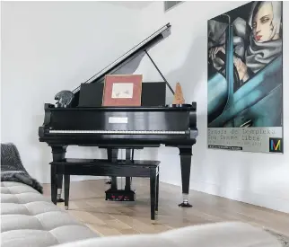  ?? PHOTOS: DAVE SIDAWAY ?? With so much space, Harvey Horowitz’s piano easily fits in the living room.