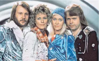  ?? FOTO: SCANPIX SCHWEDEN/DPA ?? Nach ihrem Sieg beim Eurovision Song Contest 1974 posieren Benny Andersson (v. li.), Anni-Frid Lyngstad, Agnetha Fältskog und Björn Ulvaeus für die Kameras.