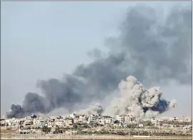  ?? EFE ?? El humo se eleva desde la Franja de Gaza tras los ataques aéreos israelíes, visto desde un lugar no revelado cerca de la frontera entre Gaza y el sur de Israel.