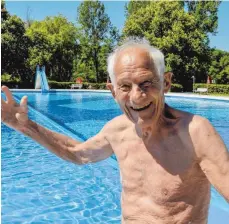  ?? FOTO: DPA ?? Der 80-jährige Winfried Lorenz nutzt seit 50 Jahren das Freibad in Waldshut – auch am Mittwoch bei sommerlich­en Temperatur­en.