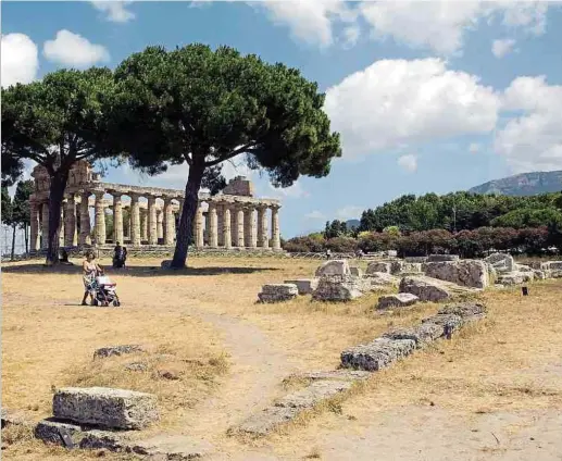  ?? Foto: Marden Smith/dpa/tmn ?? Ausgrabung­sstätten sind beim Infektions­schutz im Vorteil: In Paestum, der antiken Stadt südlich von Neapel, können Besucher an der frischen Luft und auf weitläufig­en Pfaden zu den berühmten Tempeln pilgern.