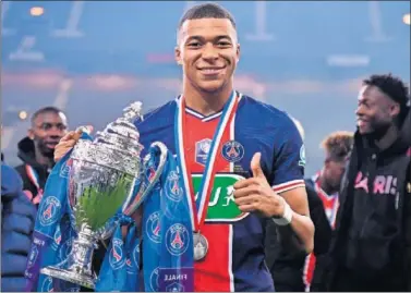  ??  ?? Mbappé posa con la Copa de Francia que ganó ayer ante el Mónaco en el Stade de France.