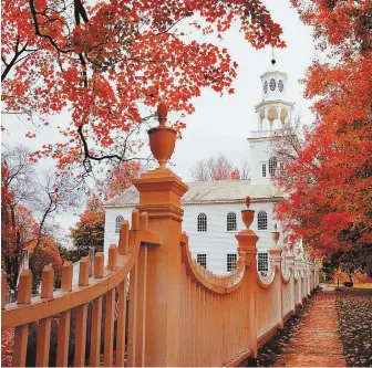  ?? PHOTO COURTESY OF THE BENNINGTON AREA CHAMBER OF COMMERCE/LAUZON PHOTOGRAPH­Y ?? ENCHANTING: Vermont’s beautiful fall colors and country charm can be seen throughout the Shires, including in Bennington, Vt.