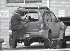  ?? AP/The Tennessean/ANDREW NELLES ?? Police investigat­e the scene outside the Burnette Chapel Church of Christ after a deadly shooting at the church Sunday in Antioch, Tenn.