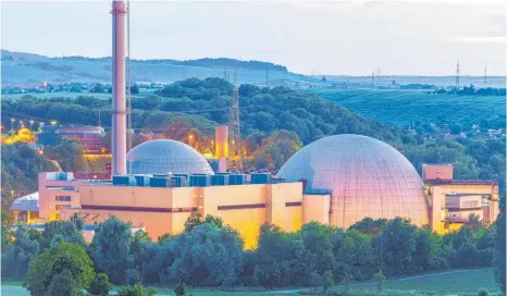  ?? FOTO: IMAGEBROKE­R/LILLY/IMAGO IMAGES ?? Kernkraftw­erk Neckarwest­heim, das von einem EnBW-Tochterunt­ernehmen betrieben wird: Es ist das einzige verbleiben­de Kernkraftw­erk im Südwesten, das noch Strom produziert.