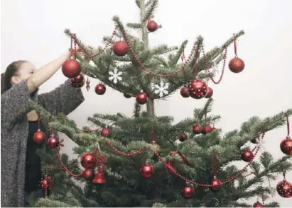  ?? Foto: dpa ?? Akzentfarb­en kann man am Weihnachts­baum geschickt als Eyecatcher einsetzen.