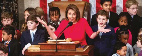  ??  ?? POLÍTICA. La líder demócrata Nancy Pelosi rodeada de sus nietos y los hijos de otros legislador­es.