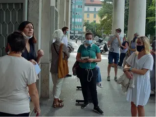  ??  ?? L’attesa Persone fuori da Palazzo Uffici ieri pomeriggio per un posto da scrutatore