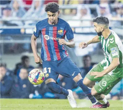  ?? Jordi Cotrina ?? Lamine Yamal intenta superar Montoya en el Barça-Betis on es va estrenar al primer equip.