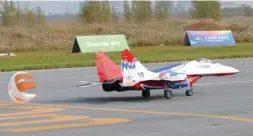  ??  ?? Le Mig-29 de Vitali est équipé d’un parachute de freinage fonctionne­l… Il se classe deuxième du concours derrière un autre Russe.