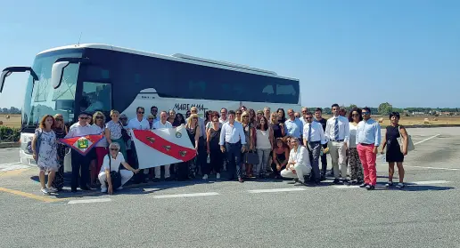  ??  ?? Il gruppo di avvocati partiti in pullman verso Roma per manifestar­e contro la chiusura del tribunale dell’Elba