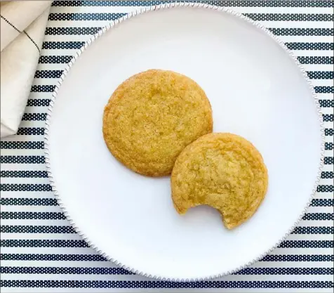  ?? Jessicarob­yn Keyser ?? Orange vanilla sugar cookies are a sweet and sunny treat for Mother's Day.