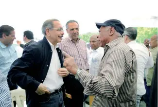  ?? DICOM ?? El presidente de la República conversa con productore­s de la provincia Elías Piña.