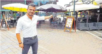  ?? FOTO: RIESTERER ?? Massimilia­no Gianotti, Betreiber des Eiscafé Dolomiti, hofft auf einen für beide Seiten tragbaren Kompromiss für seine Außenbewir­tung.