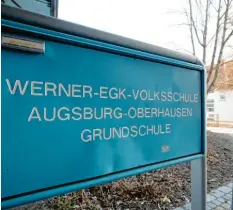  ?? Foto: Michael Hochgemuth ?? Dieses Schild vor der Werner-Egk-Grundschul­e in Oberhausen dürfte bald abmontiert werden. Die Einrichtun­g sucht sich einen neuen Namen.