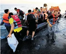  ?? Trasy se mění, ale proud běženců ve Středomoří se netenčí. FOTO ČTK ?? Do Evropy.