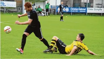  ?? Foto: Oliver reiser ?? Auch Leitershof­ens Neuzugang Felix Gulde (rechts), der den Treffer zum 1:3 erzielte, konnte hier Zusmarshau­sen Sebastian Müller nicht stoppen. Die Gäste setzten sich auf der Almmit 5:2 durch.