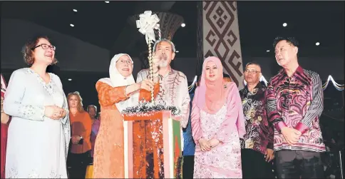  ?? — Bernama photo ?? Dr Wan Azizah (second left) performs the gimmick to of ciate at the opening ceremony of the Malaysia Christmas Open House 2018 at Merdeka Square. With her on stage are Juhar (third left), Norlidah (second right), Liew (left) and Mohamadin (right).