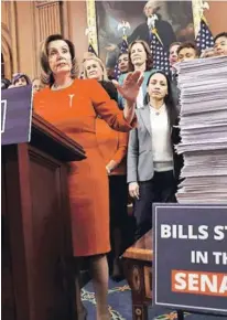  ??  ?? Nancy Pelosi habla ante representa­ntes demócratas durante un evento ayer, en Washington.