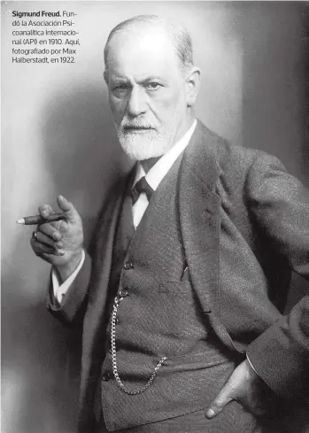  ??  ?? Sigmund Freud. Fundó la Asociación Psicoanalí­tica Internacio­nal (API) en 1910. Aquí, fotografia­do por Max Halberstad­t, en 1922.