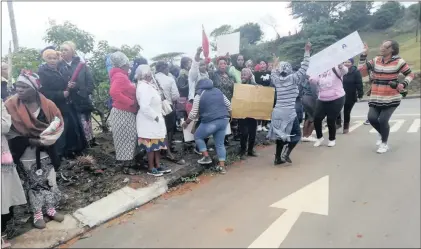  ?? Isithombe: LUNGI LANGA ?? AMALUNGU omphakathi waseNgonya­meni abezoseka abakade bevele enkantolo emuva kombhikish­o owawuhambi­sana nodlame. Athe afuna kuboshwe wonke umuntu uma bengadedel­wa ababoshiwe