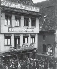 ?? FOTO: STADTARCHI­V ULM ?? Die Lebensmitt­el waren rationiert. Vor der Firma Gaissmaier in der Ulmer Hirschstra­ße stehen Menschen an.