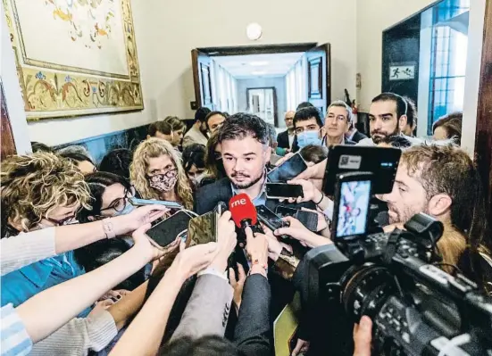  ?? DANI DUCH ?? El portaveu d’ERC al Congrés, Gabriel Rufián, atenent la premsa després de la reunió de la comissió de Secrets Oficials