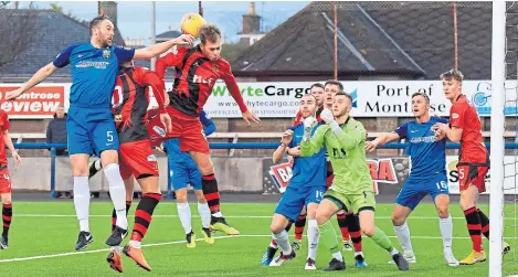  ?? Picture: Phoenix Photograph­y. ?? Michael Bolochowec­kyj tries to break the deadlock with this header.