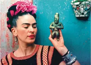  ?? Foto Nickolas Muray ?? Frida Kahlo z olmeško figurico leta 1939