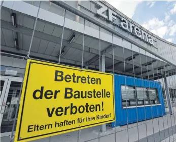  ?? FOTO: JENS LINDENMÜLL­ER ?? Sanieren, durch Neubau ersetzen oder sichern und stehen lassen? Die Frage nach einer grundsätzl­ichen Sanierbark­eit ist jetzt zwar beantworte­t, die Zukunft der ZF-Arena bleibt aber weiterhin ungewiss.