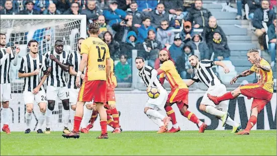  ?? ALESSANDRO DI MARCO / AP ?? Amato Ciciretti avanzó al Benevento en el estadio del Juventus con este libre directo pero el equipo turinés remontó (2-1)