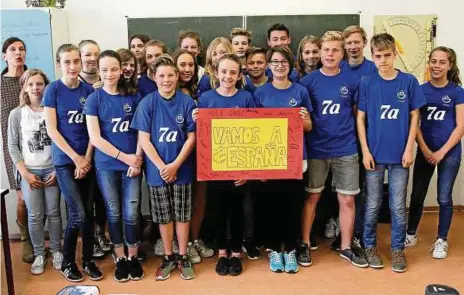  ?? FOTO: FRANZISKA GRÄFENHAN ?? Die Schüler der Klasse 7a haben sich gut auf die Kika-Quizshow vorbereite­t. Sogar ein gemeinsame­s T-Shirt und ein Schild mit dem Motto haben sie gestaltet. Auf dem Schild steht das Ziel der Schüler „Vamos a España“. Das heißt auf Deutsch übersetzt „Wir...