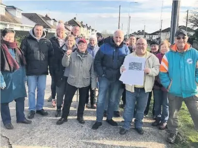  ?? PORTHCAWL TOWN COUNCIL ?? Councillor Brian Jones with residents of Ynys Las who want a controlled crossing across the A4160 Newton Nottage Road