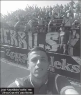  ??  ?? Jasir Asani bën “selfie” me “Ultras Guerrils” pas fitores