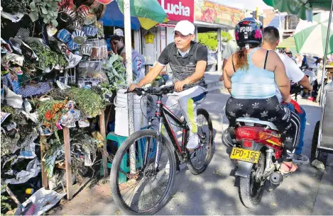  ?? JUAN PABLO RUEDA/ADN. ?? En el recorrido, Elkin Vargas atraviesa varias zonas en las que se encuentra con vendedores informales y hasta motociclis­tas.