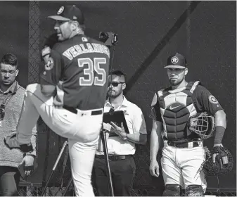  ?? Yi-Chin Lee / Staff photograph­er ?? Astros catcher Robinson Chirinos, right, watches Justin Verlander work at Fitteam Ballpark of The Palm Beaches on Day 1 of spring training on Thursday at West Palm Beach, Fla.