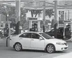  ?? FRANK WITSIL/DETROIT FREE PRESS ?? Customers pull into Shepherd’s Corner in Fraser to fill up with gasoline.