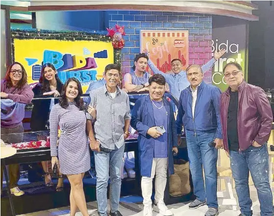  ?? ?? Tito, Vic and Joey with (from left) Ryan Agoncillo, Maine Mendoza, Pauleen Luna-Sotto, Paolo Ballestero­s, Allan K and Jose Manalo.