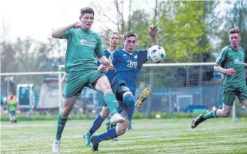  ?? SZ-FOTO: MAS ?? Die SG Öpfingen (blau) setzte sich im Derby gegen Griesingen durch.