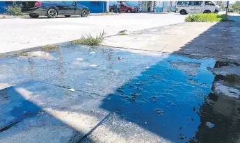  ??  ?? FUGA. Los vecinos afirman que tienen varios meses de estar sufriendo por el derrame de aguas negras.