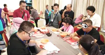  ??  ?? Participan­ts in onion peeling contest.