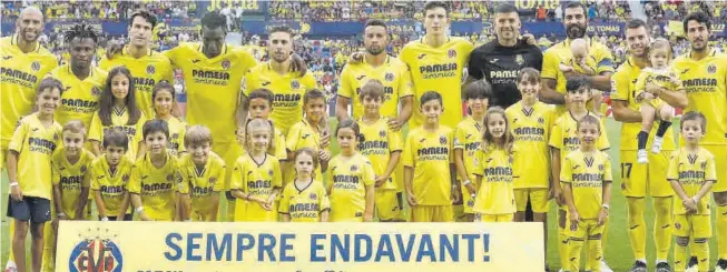  ?? J. M. LÓPEZ ?? Los componente­s del once titular del Villarreal posaron en la foto de familia con los niños y niñas de la afición amarilla que quisieron estar con sus ídolos ayer en el Ciutat de València.