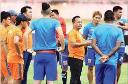  ?? WAHYUDIN/JAWA POS ?? KONFIDEN: Ricky Nelson memimpin latihan PBFC di Stadion Pakansari, Cibinong, kemarin (5/3).