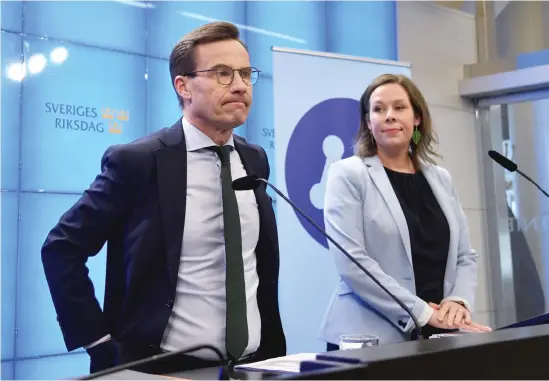  ?? Bild Anders Wiklund/tt ?? Moderatern­as partiledar­e Ulf Kristersso­n (M) och Maria Malmer Stenergard, migrations­politisk talesperso­n på en presskonfe­rens i riksdagen. Moderatern­a anser att regeringen drar benen efter sig när det gäller att skärpa reglerna för arbetskraf­tsinvandri­ng.