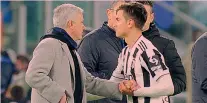  ?? ?? Stretta di mano José Mourinho e Paulo Dybala, saluto a fine gara