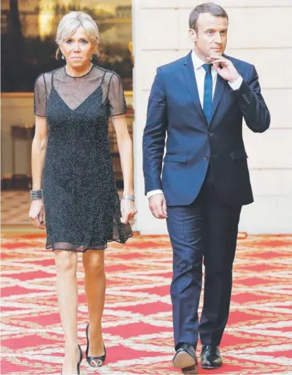  ?? FOTO: AFP ?? ►► Emmanuel Macron y su esposa Brigitte, ayer en París.