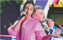  ??  ?? Buen rollo. Alicia Keys y Pedro Capó cantaron junto a Farruko y Miguel la exitosa y laureada canción “Calma”.