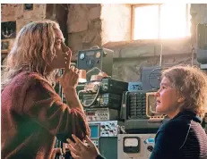  ?? FOTO: AP ?? Psst, bloß nicht die Aliens wecken: Emily Blunt mit Millicent Simmonds in „A Quiet Place“.