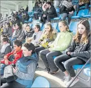  ?? FOTOS: UNCITI ?? En la imagen de la izquierda, Diego Llorente realiza un claro gesto de contraried­ad tras torcerse el tobillo. Imanol Soroa le atiende y Eusebio no le pierde de vista. Alrededor de estas líneas, los niños de Iparralde en el Z7